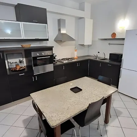 Centro Con Parcheggio Privato E Giardino דירה